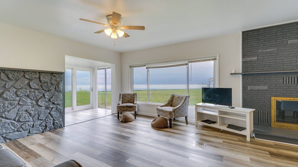 Harrison Township House | Walk to Lake St Clair - Michigan Getaway!