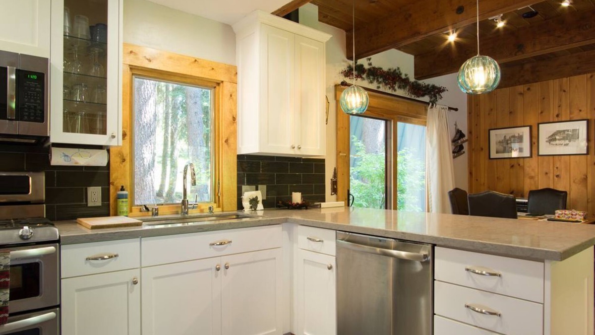 Tahoe Pines House | Walk To Lake Tahoe And Private Beach/Pier, Remodeled Kitchen!