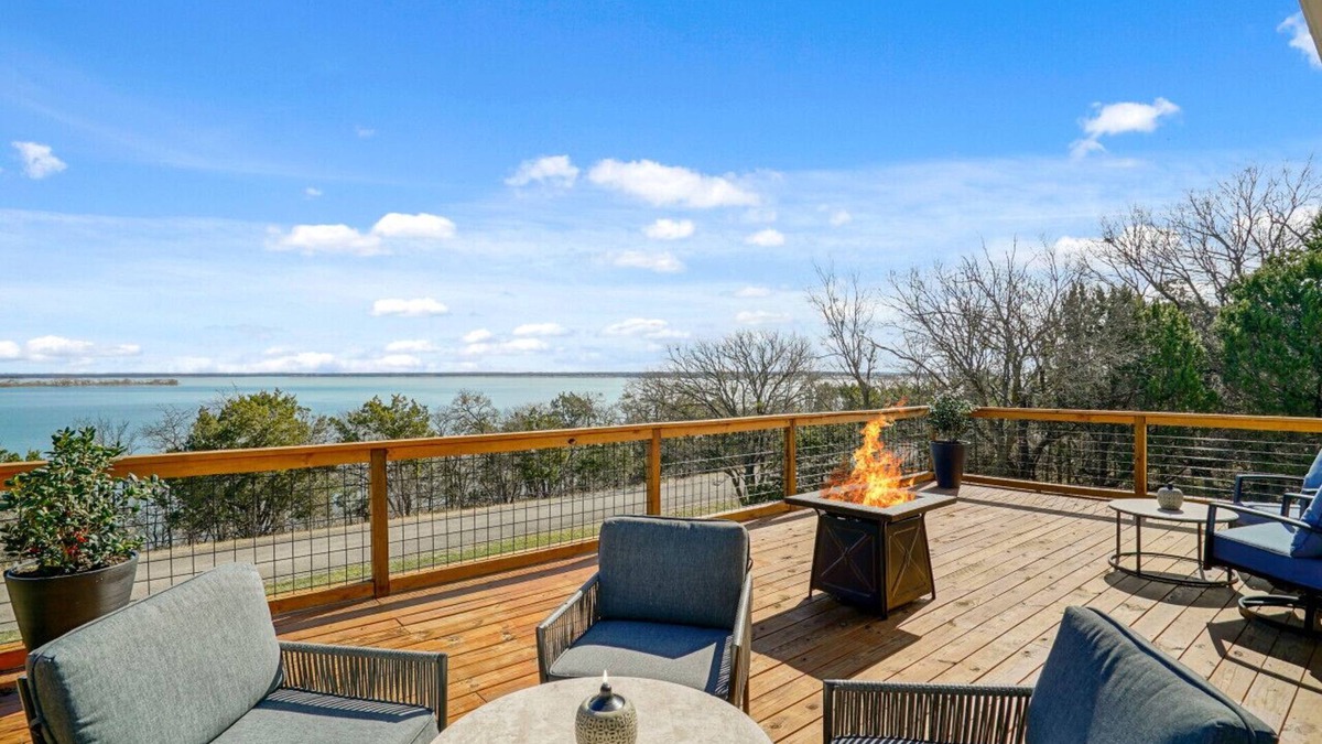 Lake Whitney House | Walk to Lake Whitney~Fire Pit~BBQ Grill~King Bed