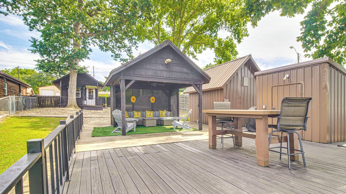 Grove Cabin | Walk to Launch: Lakefront Cabin w/Deck in Grove!