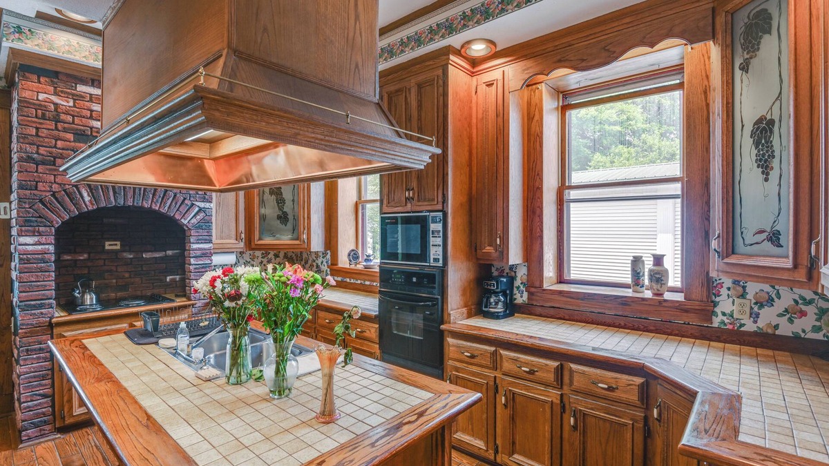 Lawrenceburg House | Walk to Lawrenceburg Square: Home for Large Groups