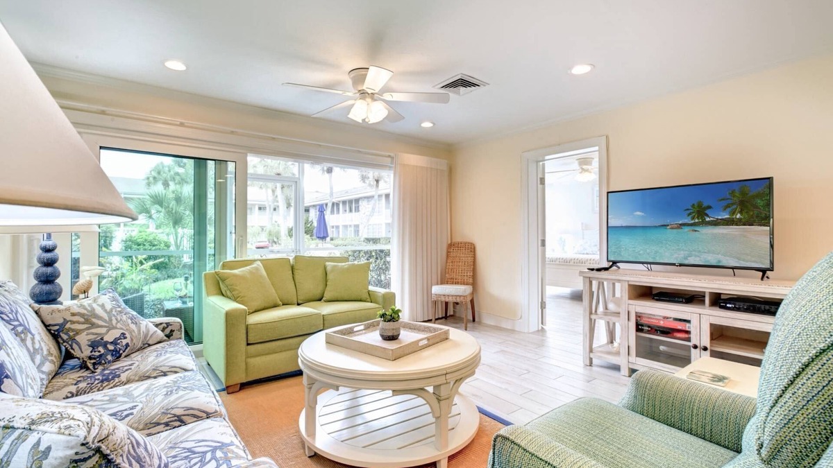 Saint Armands Key Condo | Walk to Lido Beach, Walk to Armand Cir with Dining & Shopping, WiFi, Xfinity, 2TV's, Heated Pool/Spa