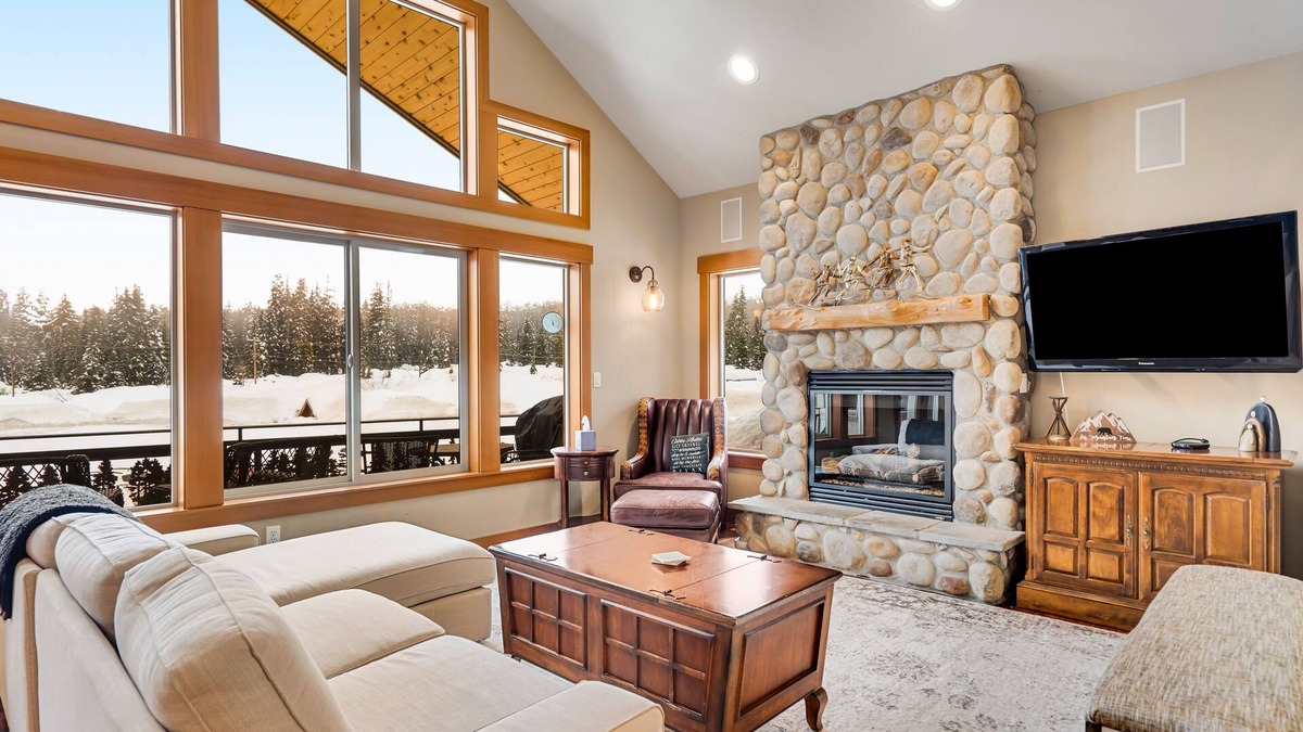 Snoqualmie Pass Cabin | Walk-to-lifts chalet with hot tub, mountain views, & fire pit - dog-friendly