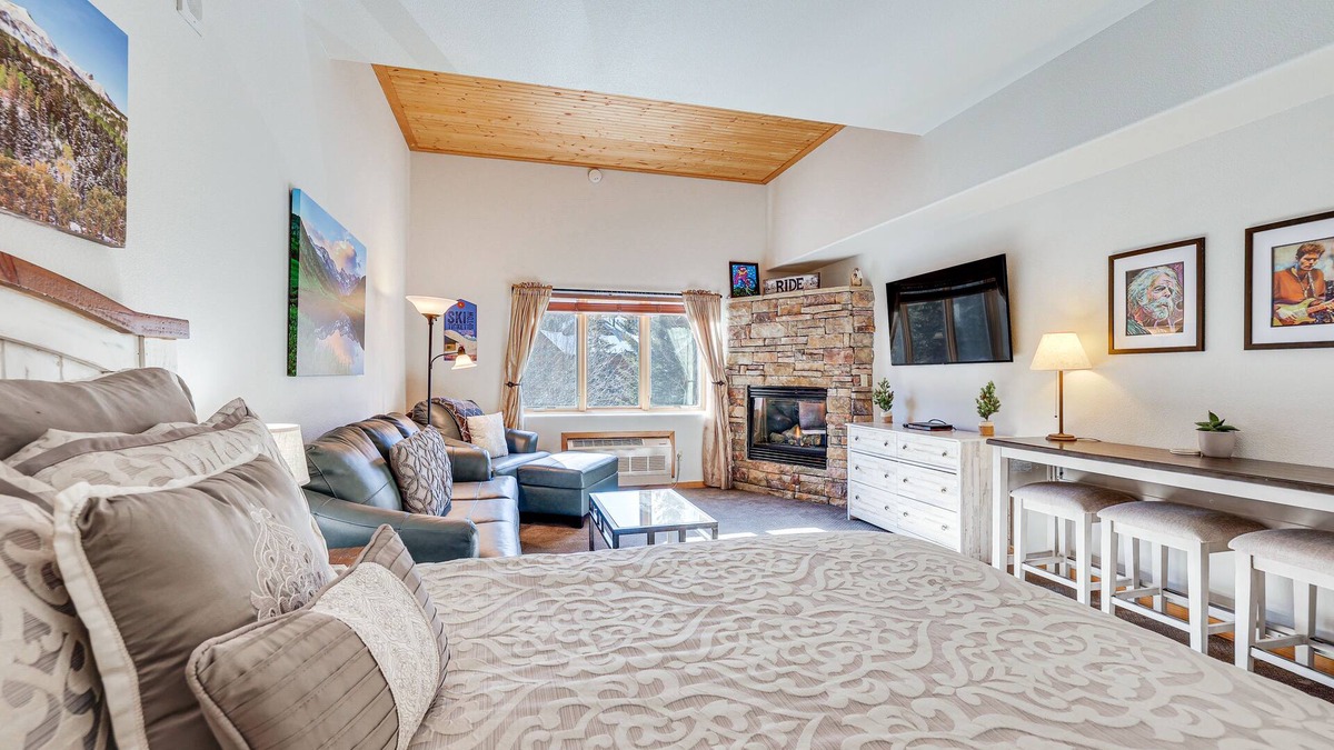 Mountain House Apartment | Walk to Lifts: Studio w/Hot Tub in Keystone!