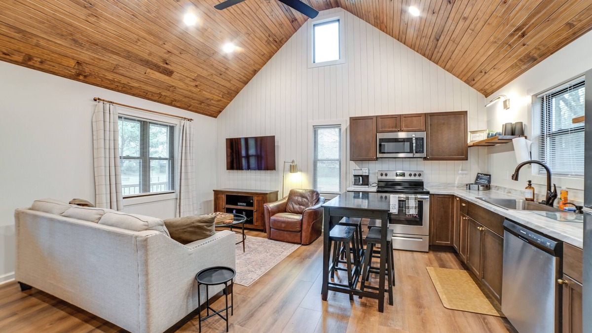 Springville Cabin | Walk to Marina: Springville Cabin w/Fire Pit!