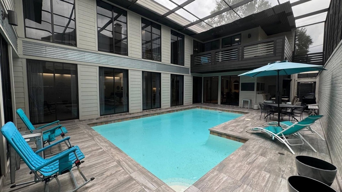 Southgate House | Walk to Med Center PRIVATE POOL! 5 bedrooms, 3.5 baths renovated fully furnished