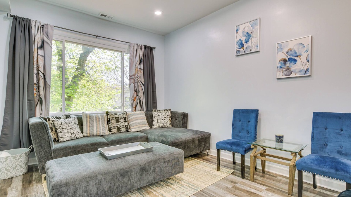 Greater Grand Crossing Apartment | Walk to Metra: Long-Term Getaway in Chicago!