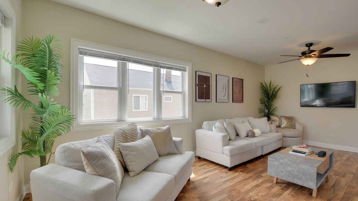 Blue Island Apartment | Walk to Metra: Pet-Friendly Blue Island Apt