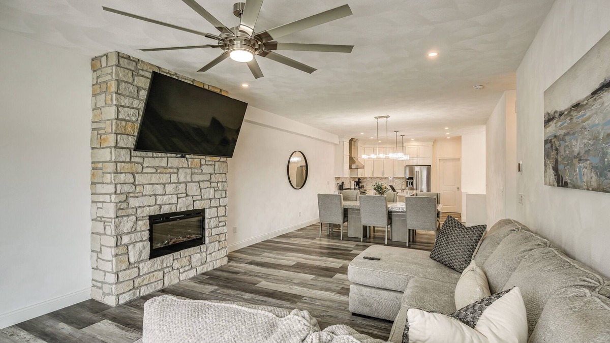 Grafton House | Walk to Mississippi River: Grafton Townhome!
