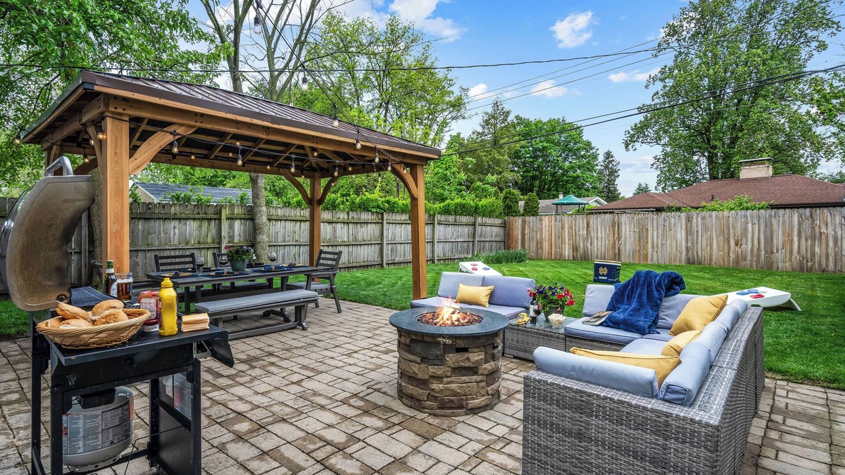 Harters Heights House | Walk to ND and Eddy Street, ProCleaned/Comfy/Updated