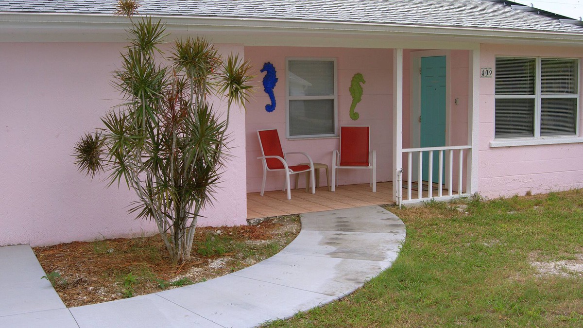 Laurel Villa | Walk to Nokomis Beach. Quality, Cleanliness, Affordable. SmartTV, Full Kitchen