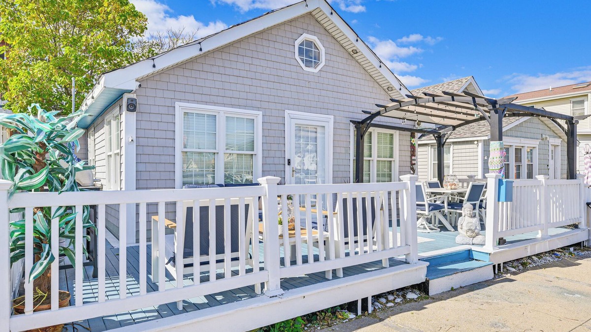 Long Beach House | Walk to Ocean: Pet-Friendly Home in Long Beach!
