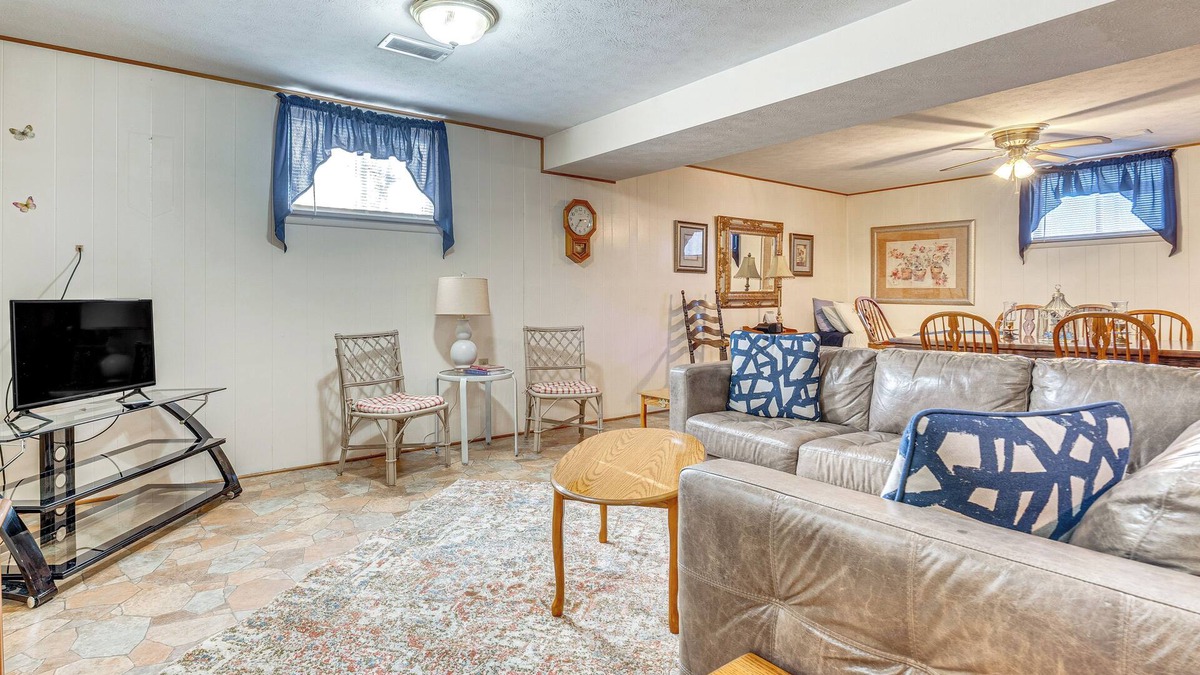 Vienna Apartment | Walk to Ohio River & Spencer Landing: Apt w/Patio