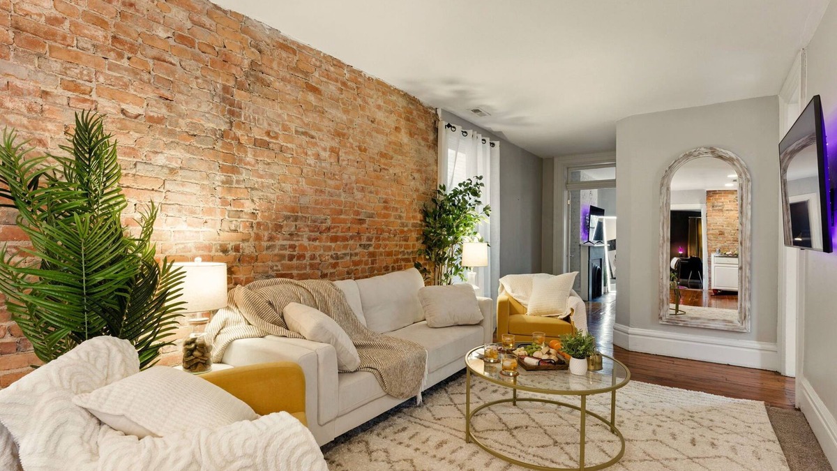 Victorian Village Condo | Walk to OSU/Short North ~ Free Parking ~ Fire Pit