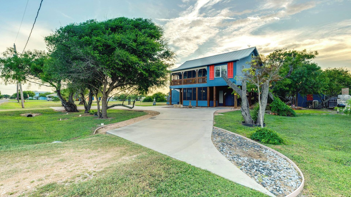 Bayside Cottage | Walk to Pier: Bayside Getaway w/Screened Balcony