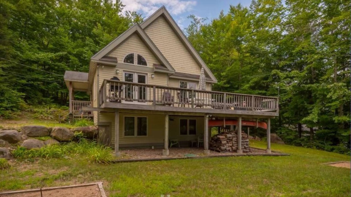 Eidelweiss Village House | Walk to pond/playground in pet friendly chalet while enjoying mountain views