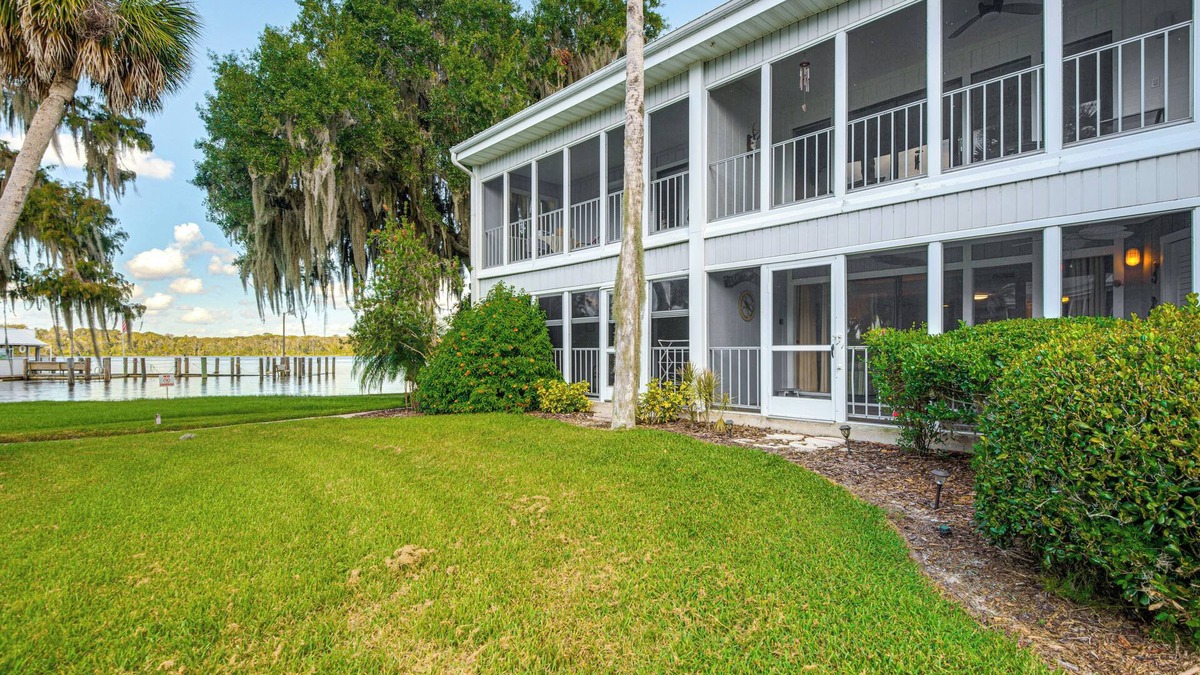 Welaka Condo | Walk to Pool: Riverfront Welaka Condo w/Boat Ramp