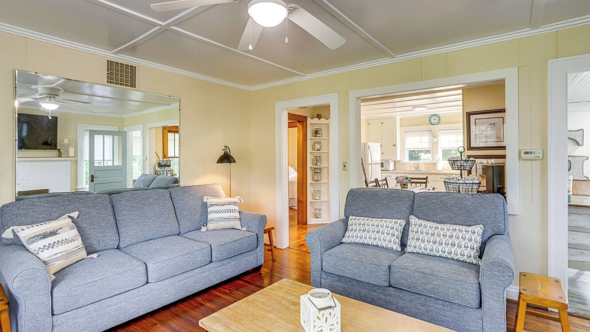 Huron House | Walk to Private Beach: Lake Erie Retreat w/Yard!