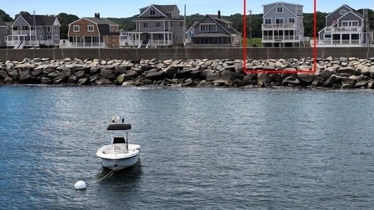 Minot House | Walk to private beach, stunning lighthouse & ocean views, pet & family friendly!