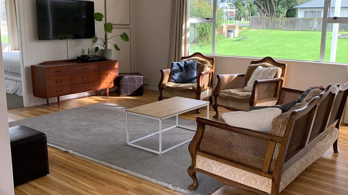 Raglan House | Walk to Raglan town and sea!
