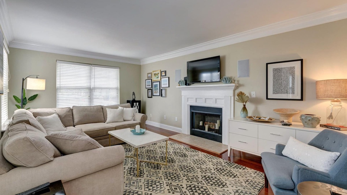 Mount Pleasant House | Walk to restaurants! 10min to beaches and downtown Charleston.
