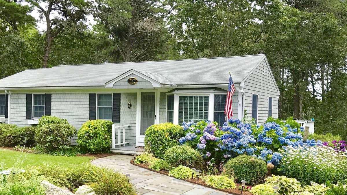 West Chatham House | Walk to Ridgevale Beach in 7 minutes, Central Air, Beautiful yard Fast Internet