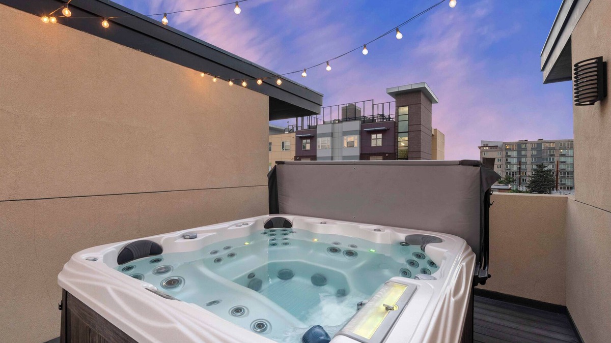 Five Points House | Walk to RiNo’s Best Bars, Restaurants, Coors Field! Rooftop Deck with Hot Tub!