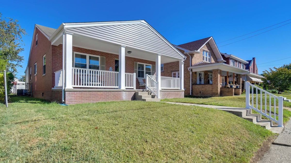 Huntington House | Walk to Ritter Park: Renovated Home Near Marshall!