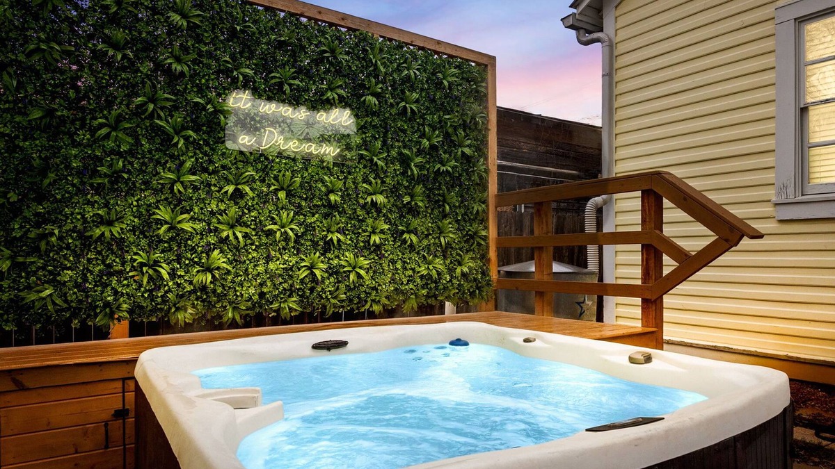 Southtown House | Walk to Riverwalk! 2BR w/Hot Tub & Parking