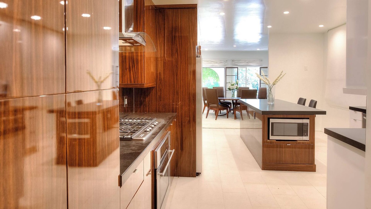Beverly Hills Apartment | Walk to Rodeo Dr. Prime Beverly Hills . 3000 SQFT!