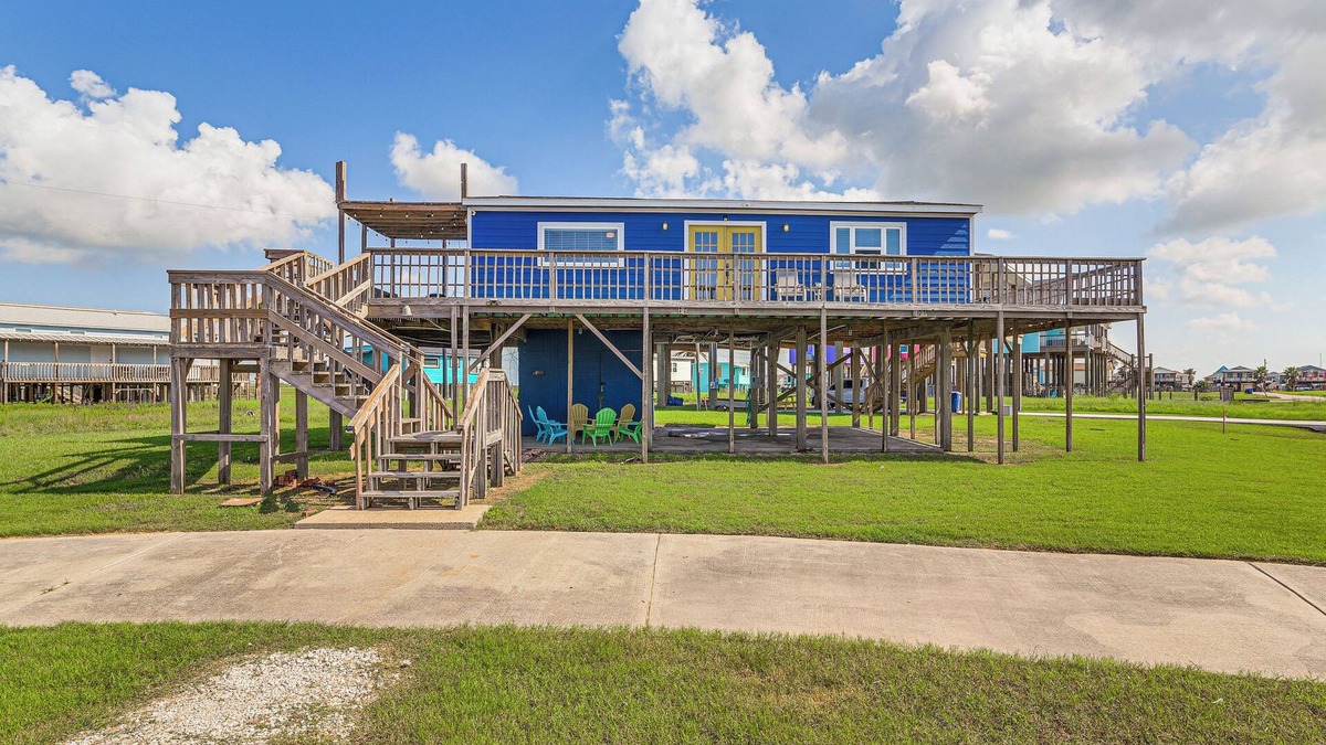 Surfside Beach House | Walk to Sand: Surfside Beach Getaway w/Deck