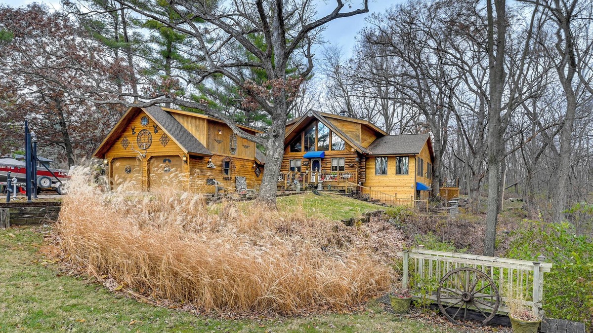 Johnston Cabin | Walk to Saylorville Lake: Spacious Home w/Deck!