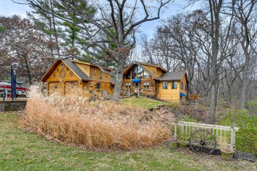Johnston House | Walk to Saylorville Lake Spacious Home with Deck!