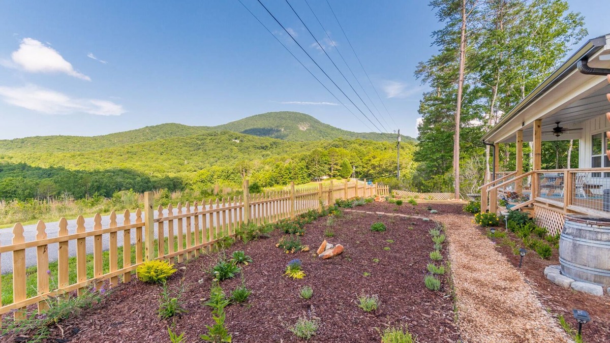 Sautee Nacoochee House | Walk to Serenity Cellars Winery and beautiful Yonah Mountain view!