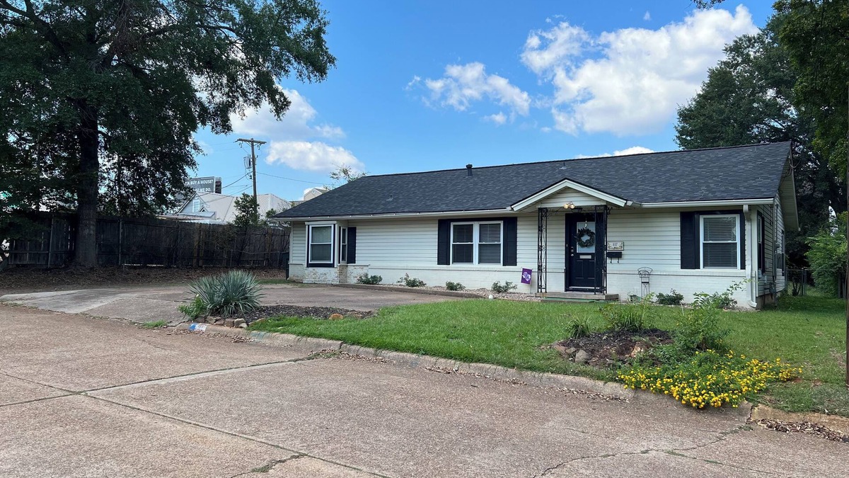 Nacogdoches House | Walk to SFA, Centrally located 3 bedroom in historic Pecan Street Neighborhood