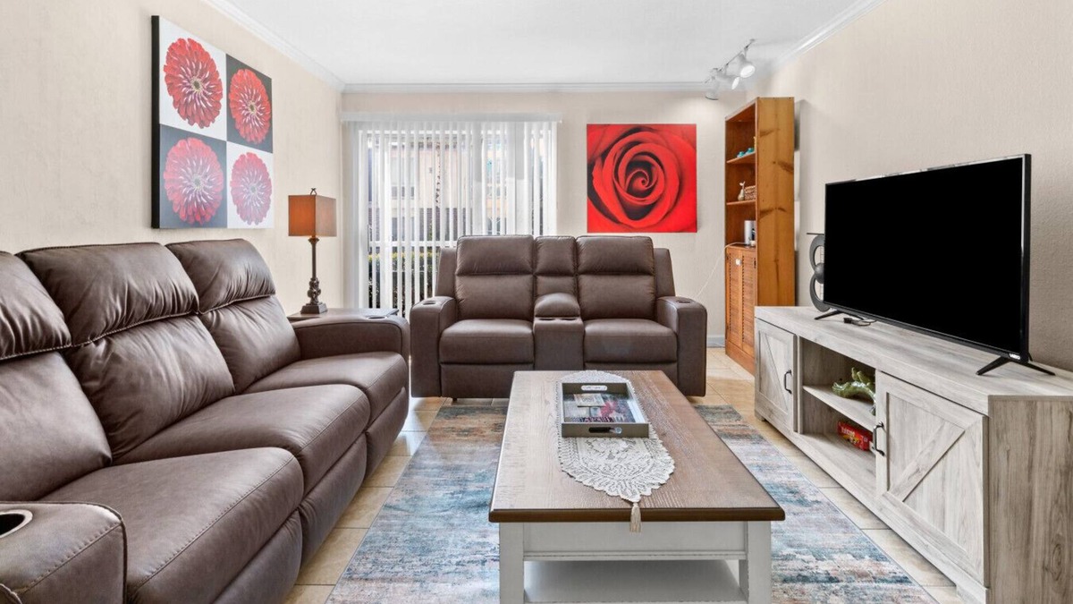 University Heights Condo | Walk to Shands/UF - Budget 2 Bedroom Condo, Pool!
