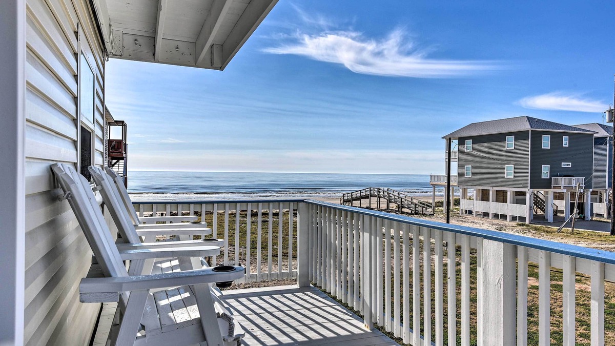 Surfside Beach House | Walk to Shore & Eats: Surfside Beach Gem w/Deck