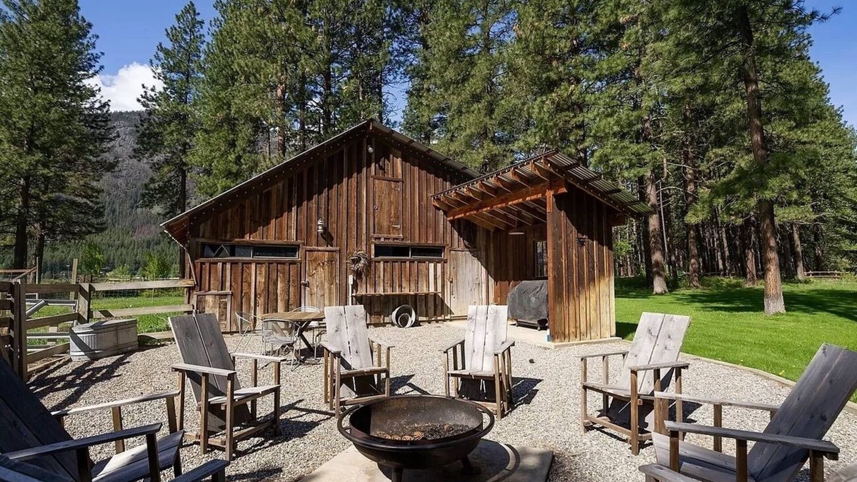 Winthrop Cabin | Walk to Ski Trail! Schoolhouse Cabin at Brown's Farm