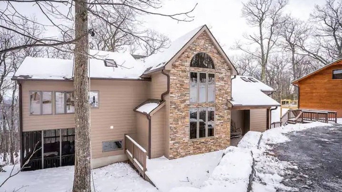 Wintergreen House | Walk to Ski! HotTub PoolTable Shuffleboard Dogs OK