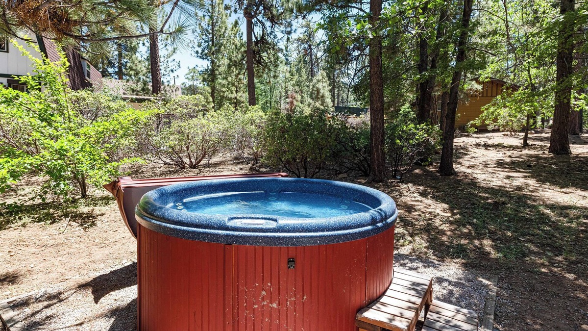 Summit Estates Cabin | WALK to SLOPES! HOT TUB, Adorable Cabin, GAME ROOM, Fire pit! ROMANTIC!