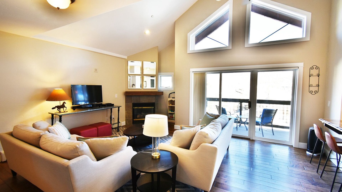 Keystone Condo | WALK to slopes! n3BR, family friendly, pool/hot tub, heated parking, sleeps 8!n