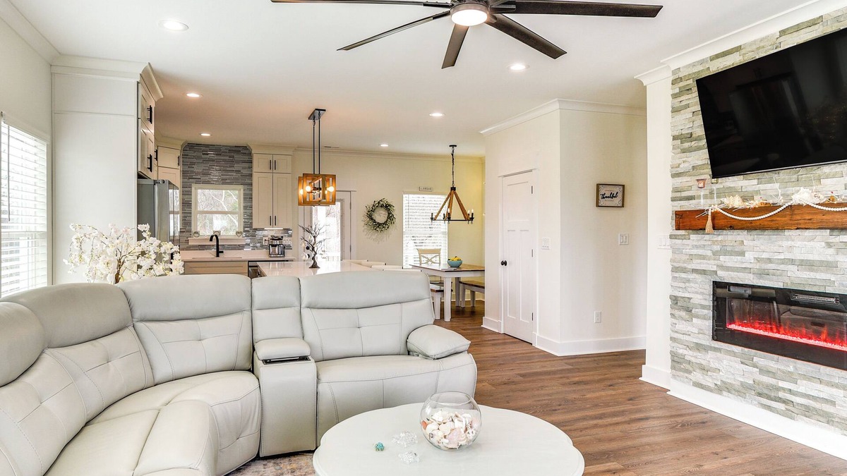 Birdsnest House | Walk to Smith Beach: Spacious Home w/Hot Tub
