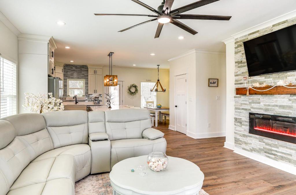 Birdsnest House | Walk to Smith Beach Spacious Home with Hot Tub