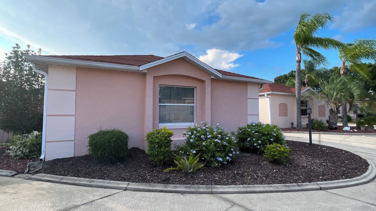 The Villages House | Walk to Spanish Springs, free 4 seater golf cart, covered patio! Pools nearby!