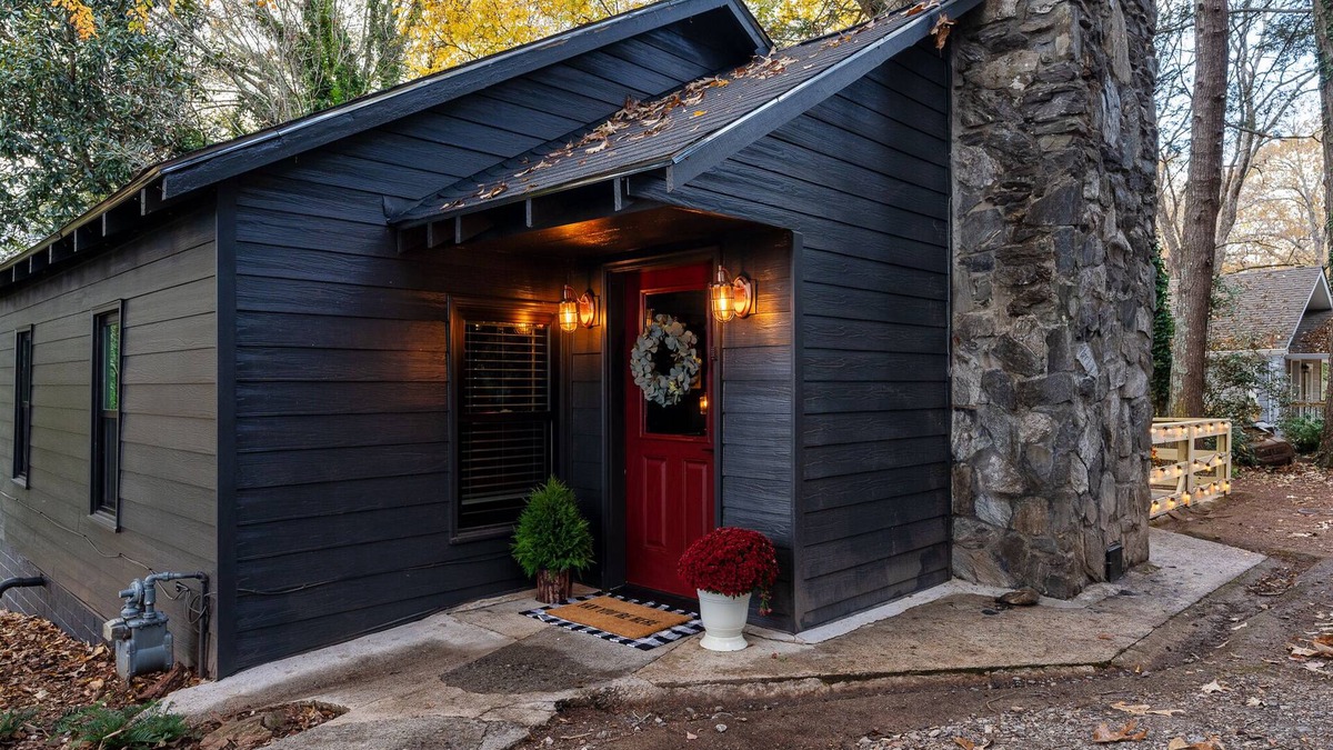 Dahlonega House | walk to square! Cozy 2 BR bungalow, moody design