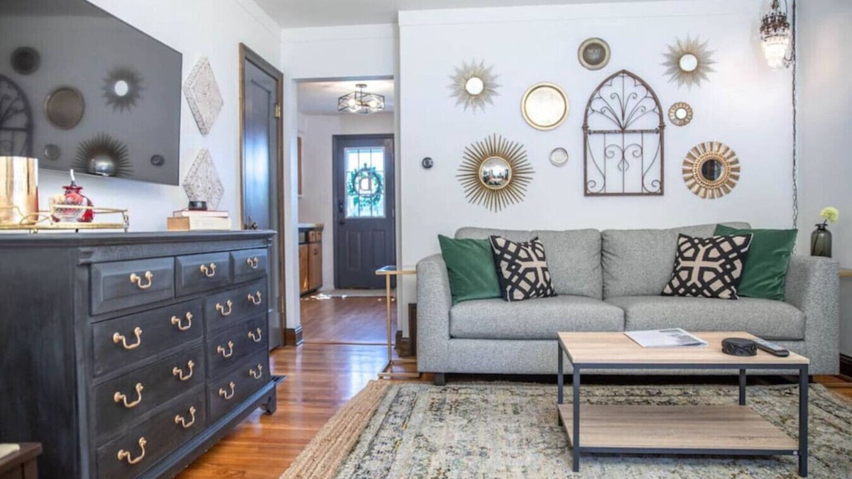 Grandview Heights Apartment | Walk to Stadium | Starbucks on Corner | Near Shops