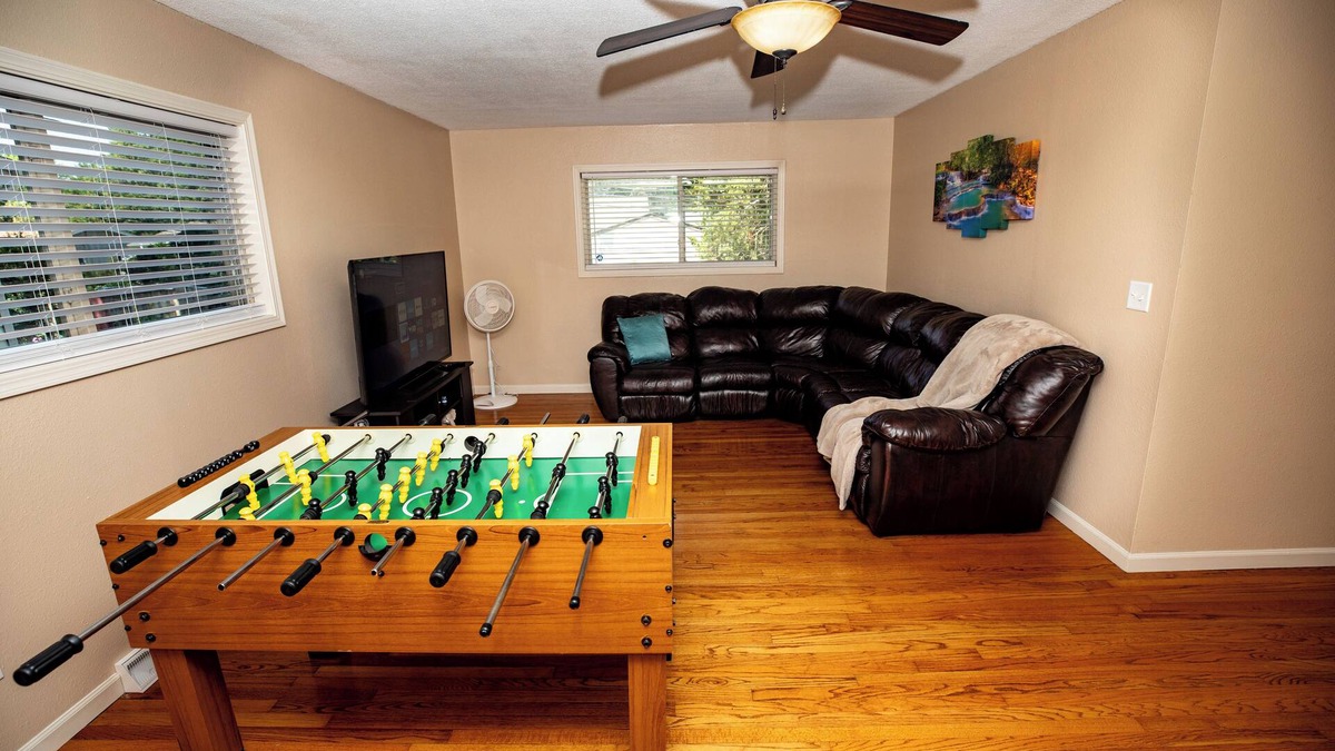 Twain House | Walk to Sycamore Mall, 5 Min Drive To City Center, 8 Beds Home, Fenced Yard