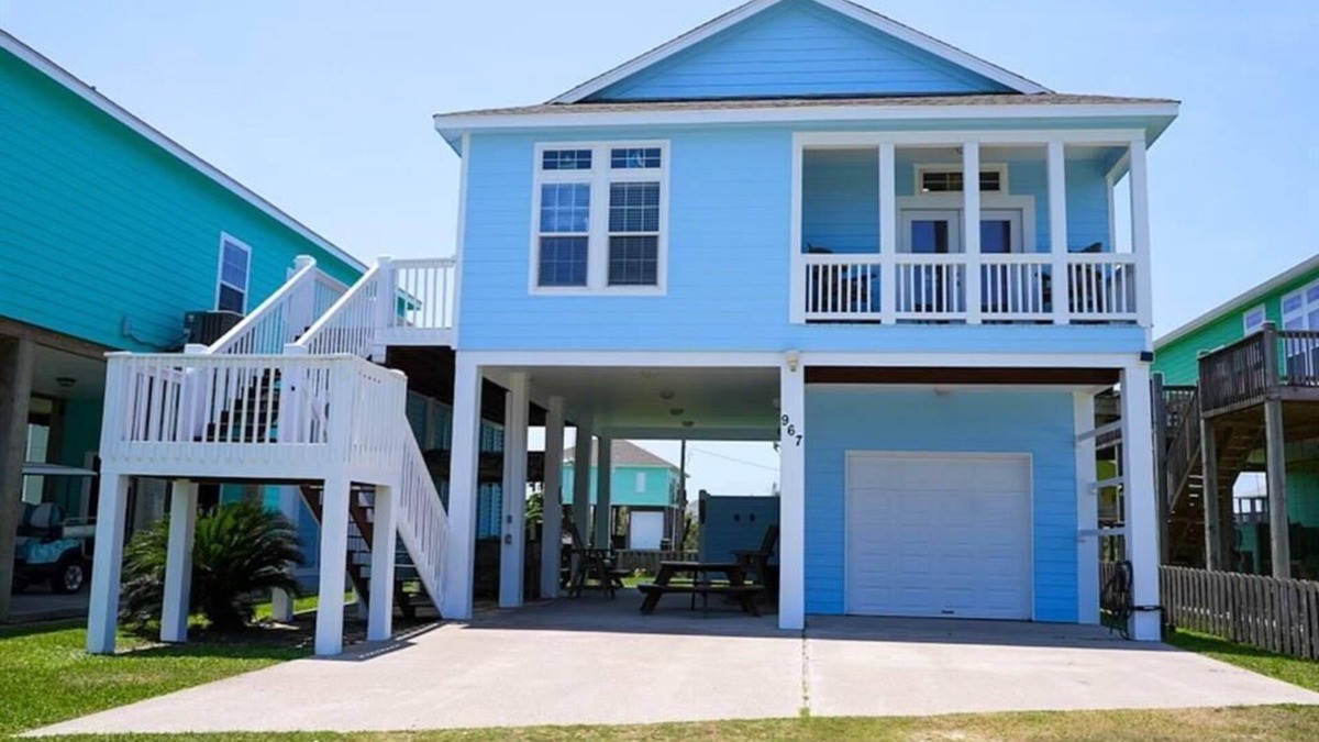 Port Bolivar Cabin | Walk to The Beach! Pet Friendly - King bed