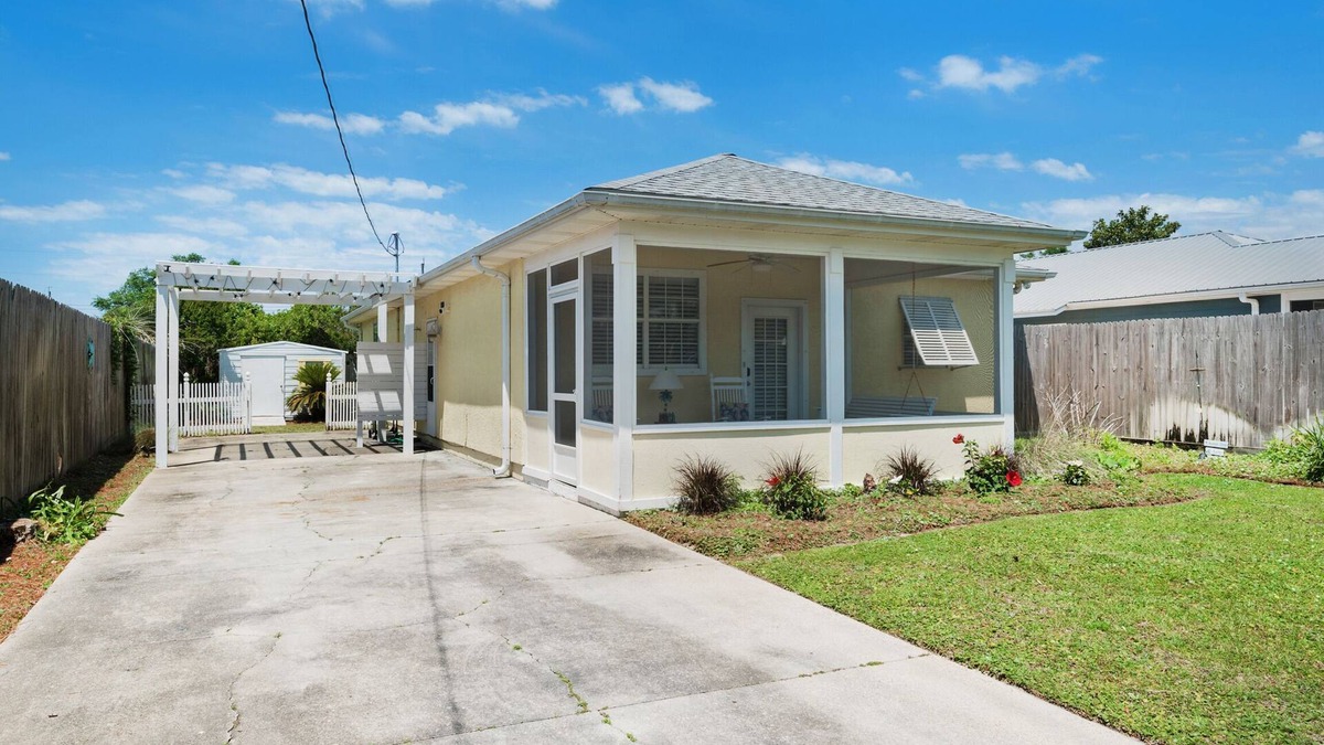 Kiska Beach House | ☀️Walk to the Beach-Updated-Golden Shores☀️