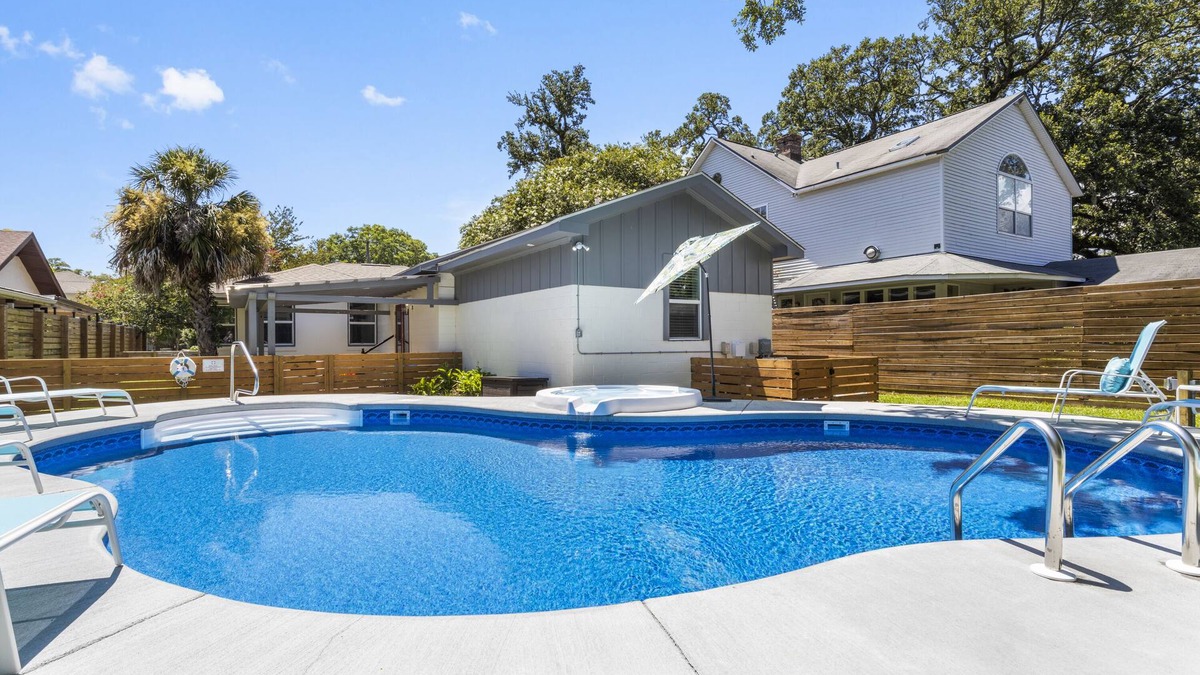 Biloxi House | Walk to the beach. Casinos. POOL AND HOT TUB!